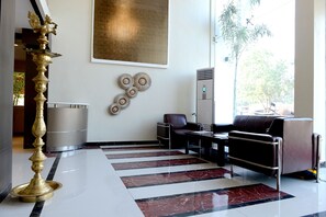 Coin salon dans le hall