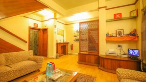 Lobby sitting area - V Resorts Comfort Stay Pune (Pune)