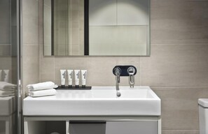 Regadera, amenidades de baño gratuitas, secadora de cabello, toallas