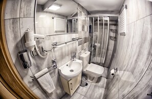 1+0 Basement Suite | Bathroom | Shower, rainfall showerhead, hair dryer, slippers - Concept House (Ankara)