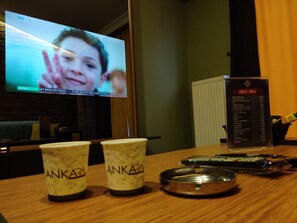 150-centimeters smart-tv med satellitkanaler