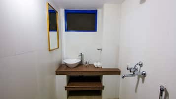 Deluxe Cottage | Bathroom | Shower, free toiletries