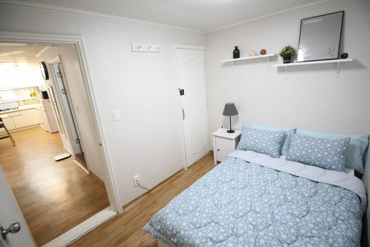 3 habitaciones, cortinas blackout, wifi gratis y ropa de cama