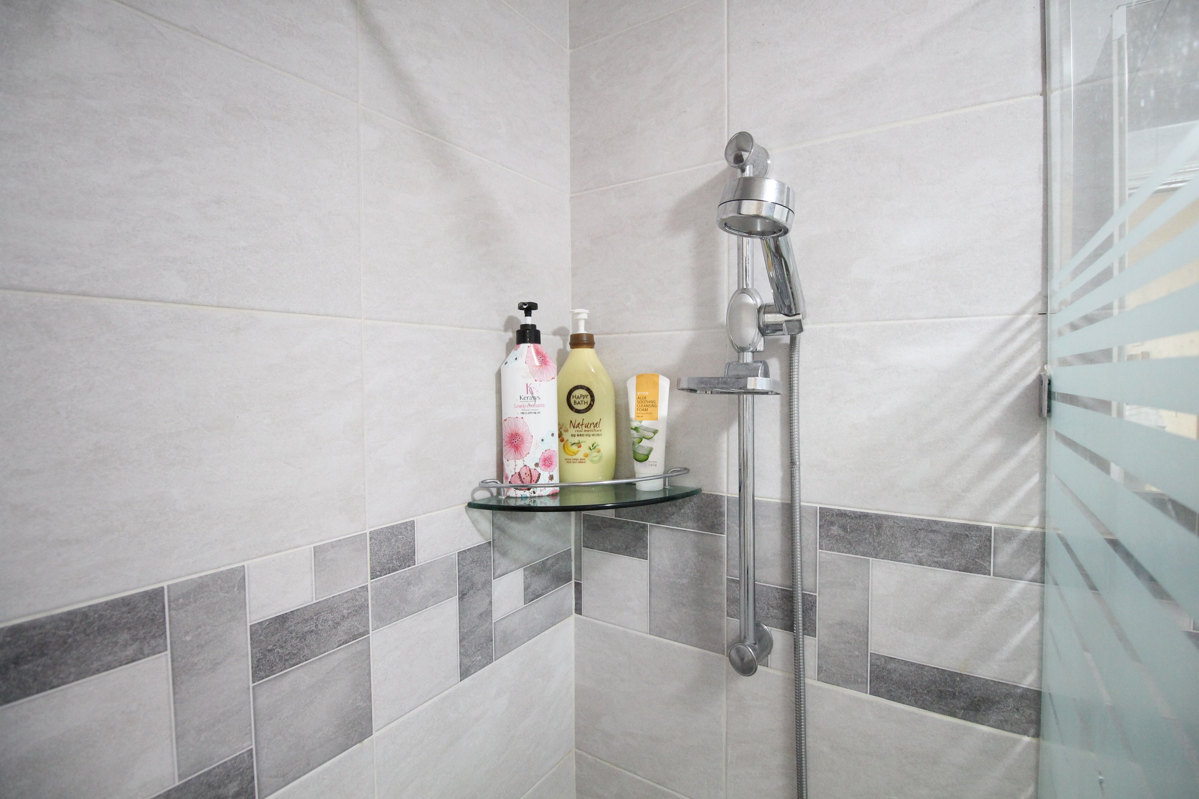 Comfort Apartment, 3 Bedrooms, Kitchen, Ground Floor | Bathroom | Shower, free toiletries, hair dryer, slippers