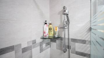 Comfort Apartment, 3 Bedrooms, Kitchen, Ground Floor | Bathroom | Shower, free toiletries, hair dryer, slippers