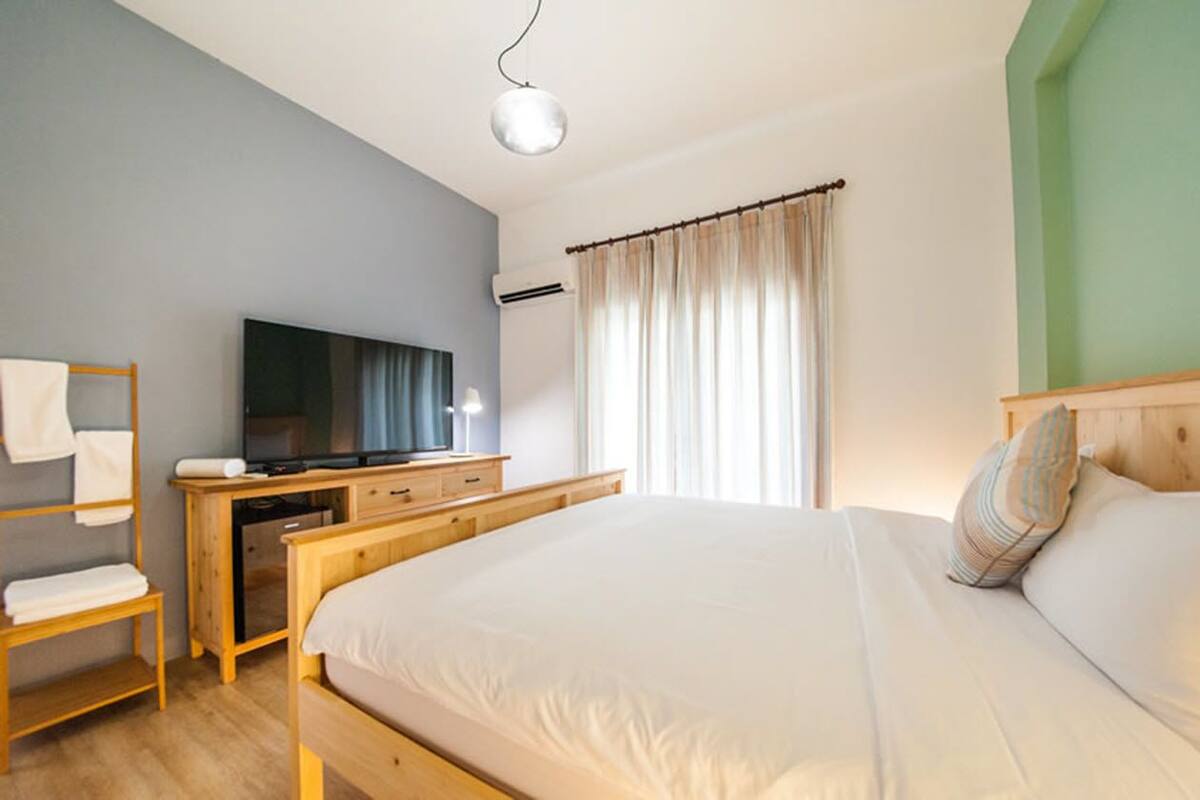 Comfort Double Room, 1 Queen Bed | Individually decorated, desk, blackout curtains, rollaway beds