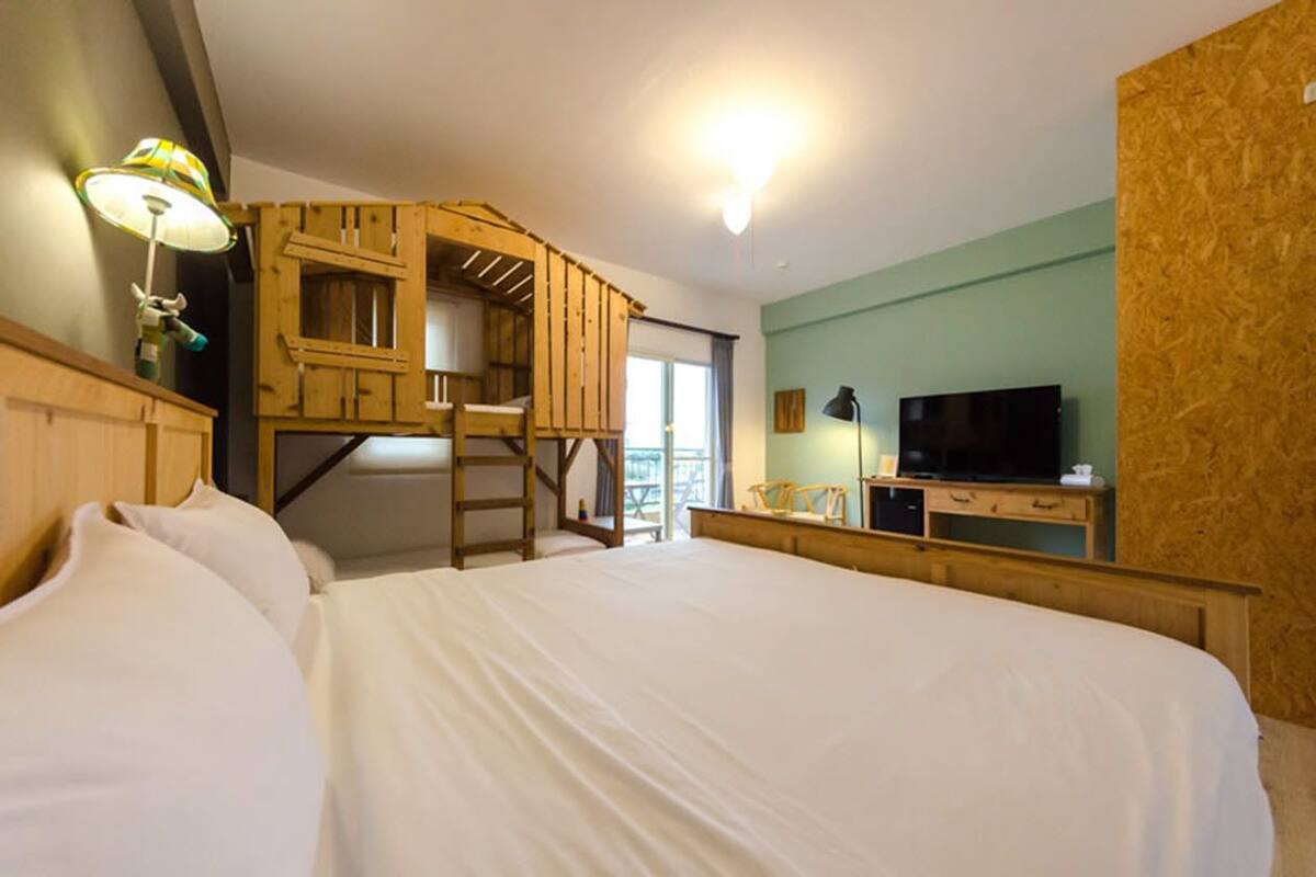 Comfort Quadruple Room | Individually decorated, desk, blackout curtains, rollaway beds