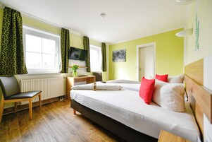 Escritorio, wifi gratis y ropa de cama 