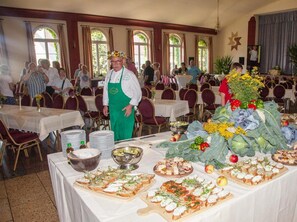 บริการอาหารเย็น, อาหารท้องถิ่น