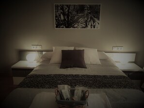Deluxe Double Room | Rollaway beds, free WiFi, bed sheets, wheelchair access - Albergue Alojamiento Camiño Real - Hostel (Oroso)