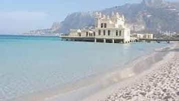 Beach nearby, white sand, beach shuttle, 6 beach bars