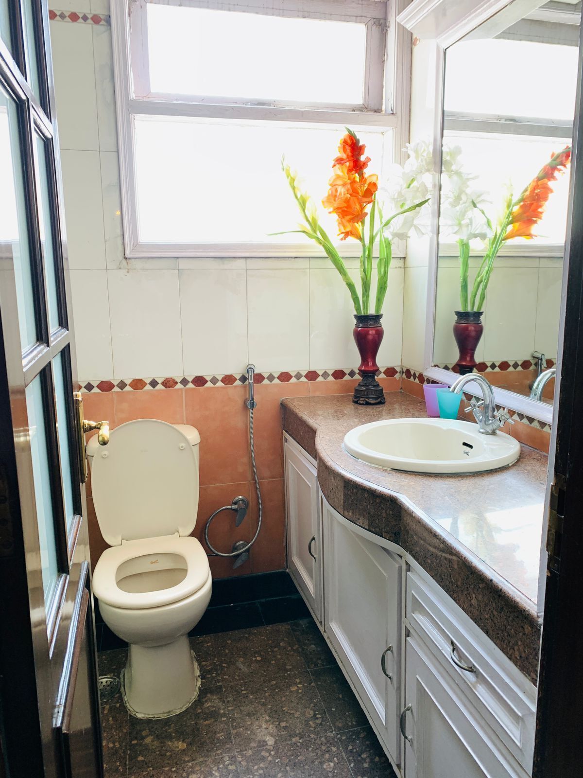 Uma casa de banho pequena com sanita, lavatório e chuveiro.