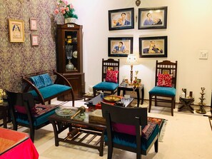 Flat-screen TV - vandanas bed and breakfast (New Delhi)