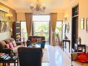 Chambre Classique, vue jardin | Coin séjour | Télévision à écran plat