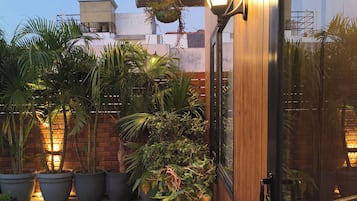 Mini réfrigérateur, micro-ondes, cafetiÚre/bouilloire