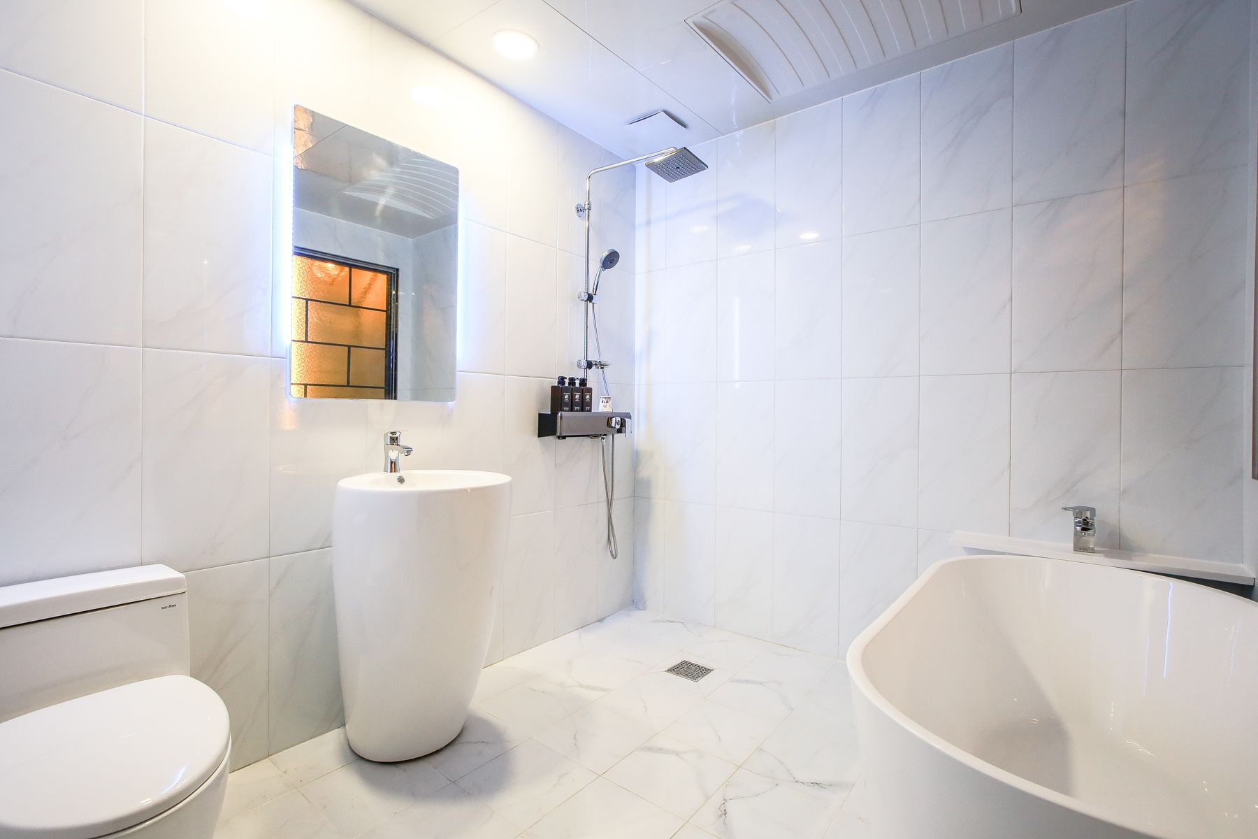deluxe room | bathroom | free toiletries, hair dryer