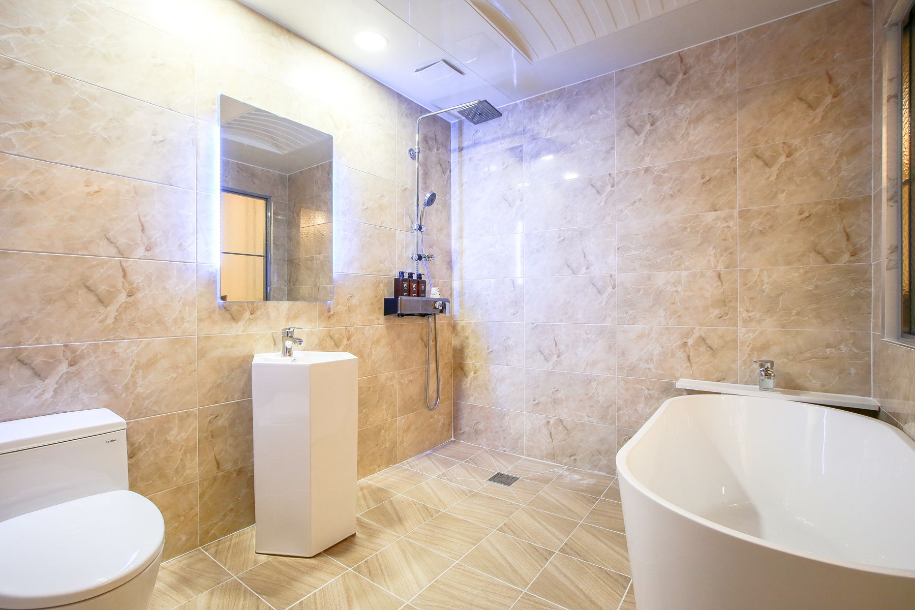 free toiletries, hair dryer