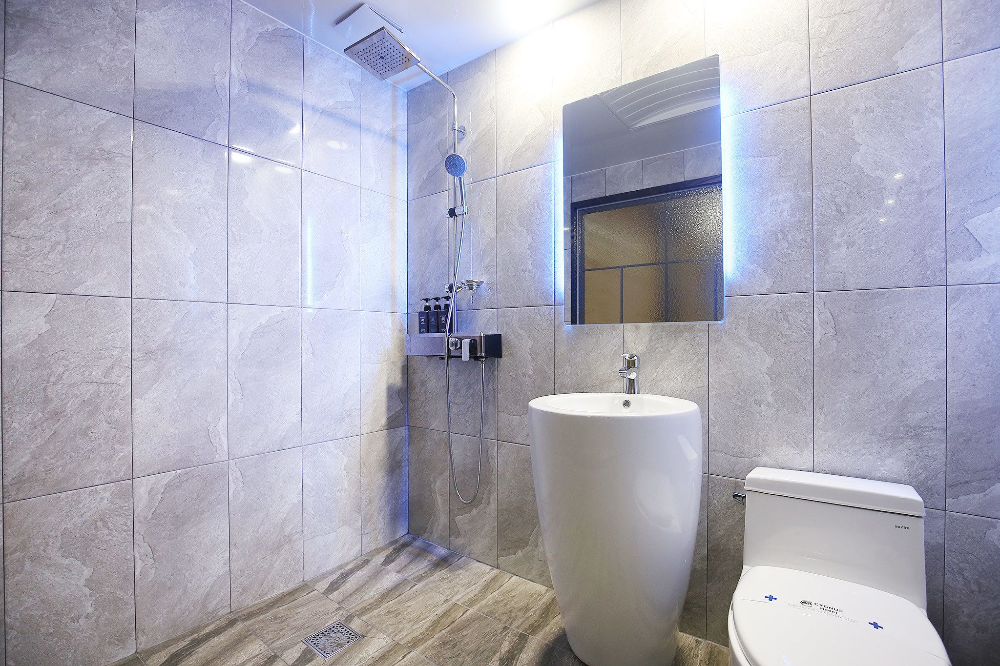 deluxe room | bathroom | free toiletries, hair dryer