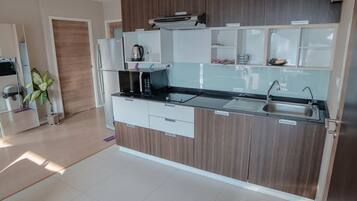 Deluxe Apartment | Private kitchenette | Full-size fridge, microwave, stovetop, electric kettle