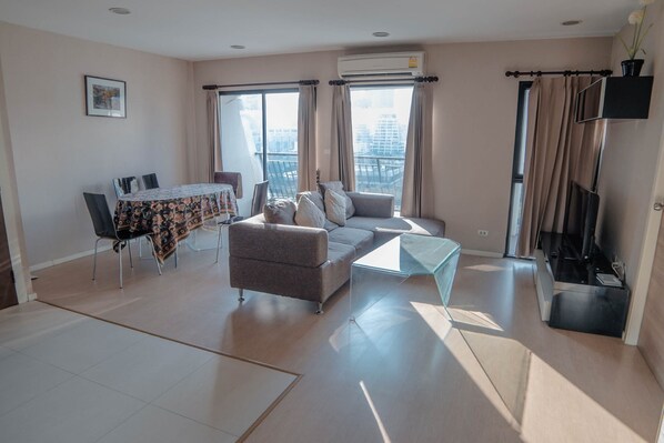 Departamento Deluxe | Área de sala de estar | Televisión de pantalla plana 