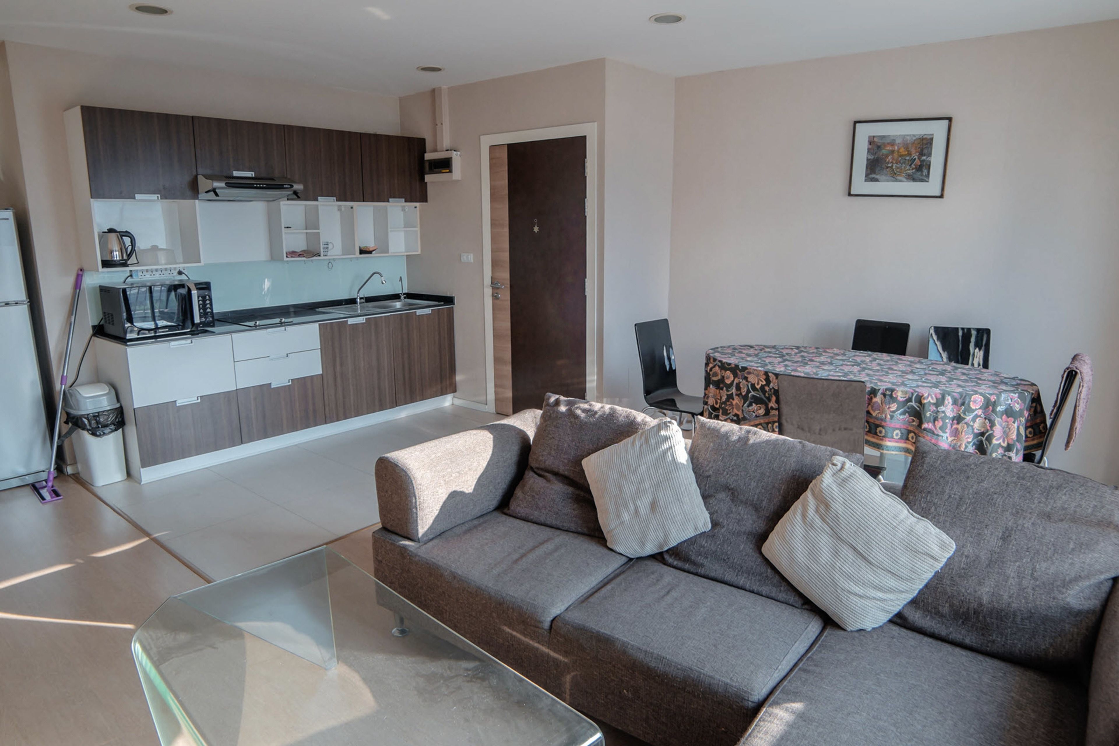 Deluxe Apartment | Living area | Flat-screen TV