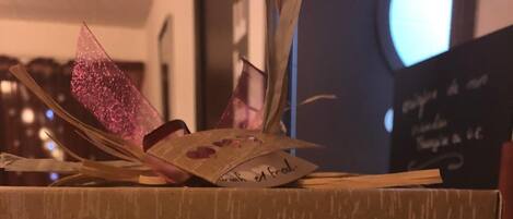 A decorative box with a message in French about time management and success.