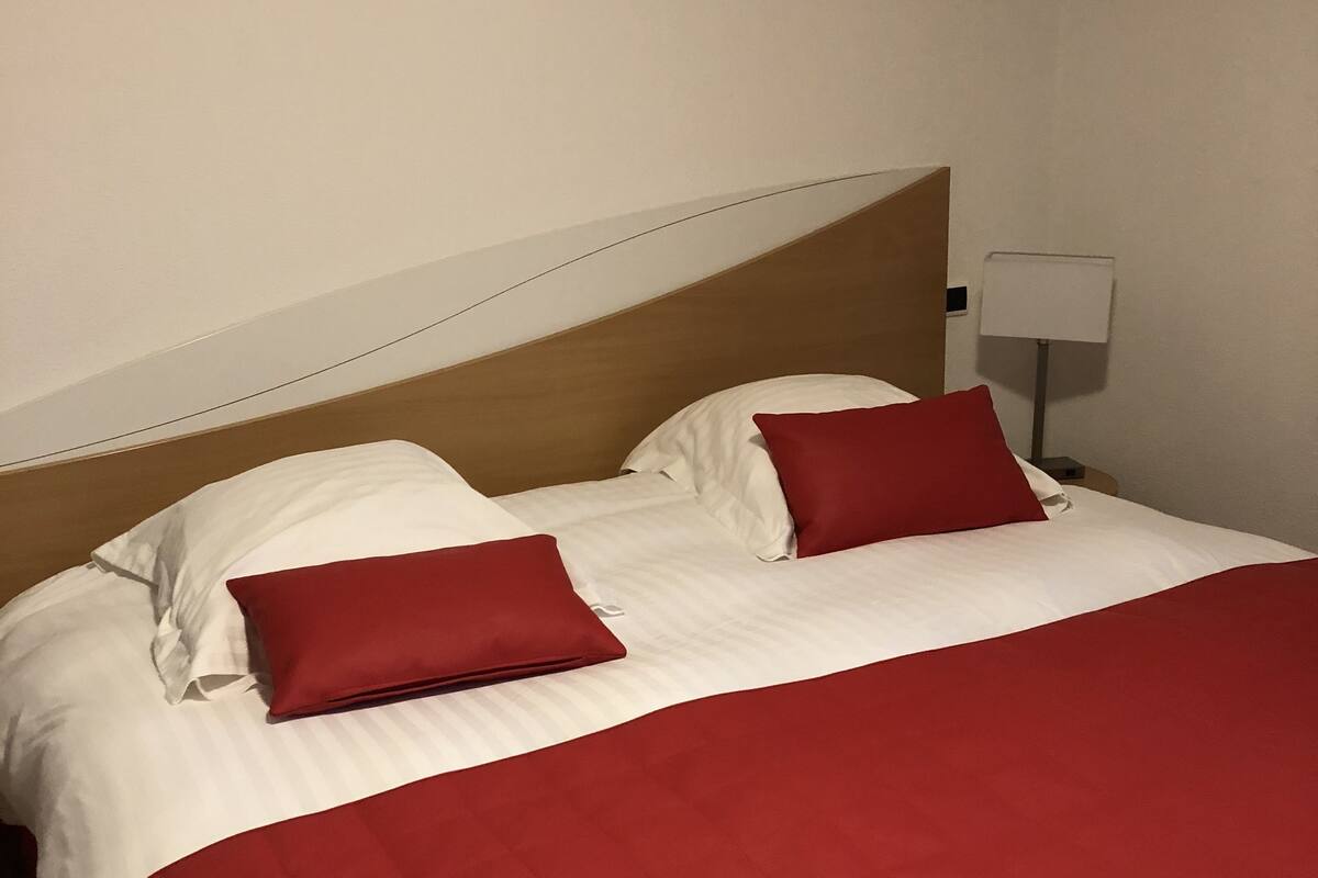 standard room | desk, soundproofing, iron/ironing board, rollaway beds