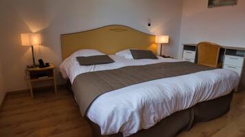 Schreibtisch, schallisolierte Zimmer, BĂŒgeleisen/BĂŒgelbrett