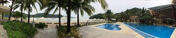 3 piscinas al aire libre, sombrillas, sillones reclinables de piscina
