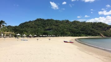 Ubicación a pie de playa y servicio gratuito de transporte a la playa