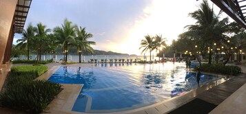 3 piscinas al aire libre, sombrillas, sillones reclinables de piscina