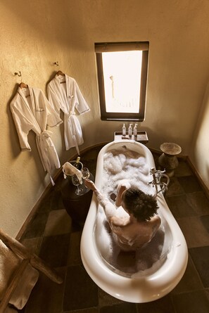 独立的浴缸和淋浴、深泡浴缸、大花洒淋浴喷头、免费洗浴用品