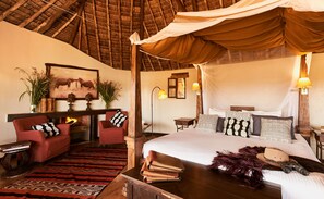 客房内保险箱、办公桌、床单、轮椅无障碍