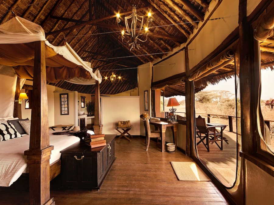 Caja de seguridad en la habitación, escritorio y ropa de cama