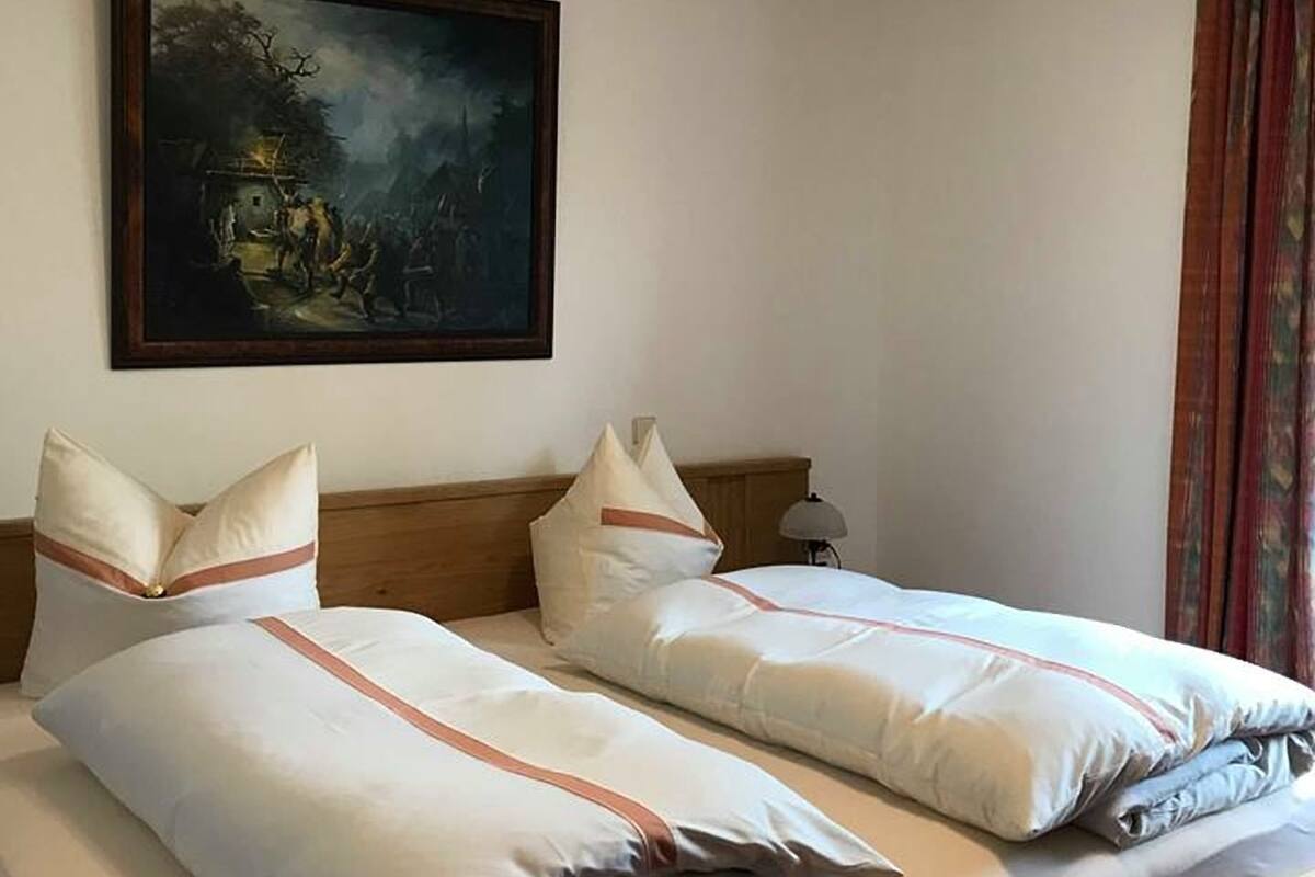 Kahden hengen comfort-huone, parveke | Työpöytä, ilmainen Wi-Fi, vuodevaatteet