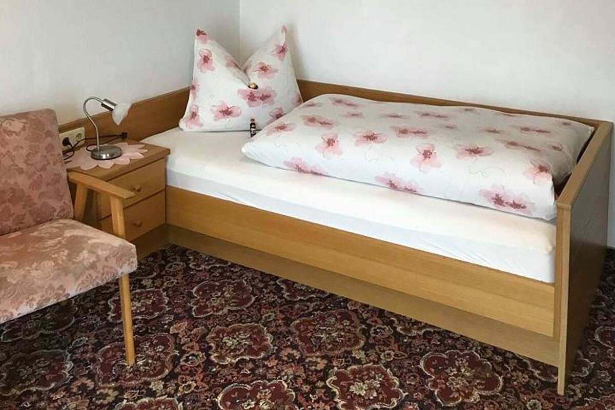 Yhden hengen comfort-huone, parveke | Työpöytä, ilmainen Wi-Fi, vuodevaatteet