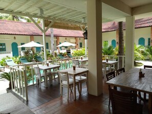 Breakfast, lunch, dinner served; Asian cuisine - White Coconut Cottage (Gili Trawangan)