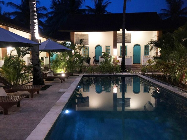Outdoor pool - White Coconut Cottage (Gili Trawangan)