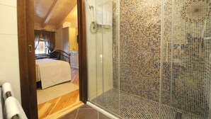A bedroom with a bed, a shower with mosaic tiles, and a wooden ceiling. - Bed & Breakfast Korta Gira (Porec)