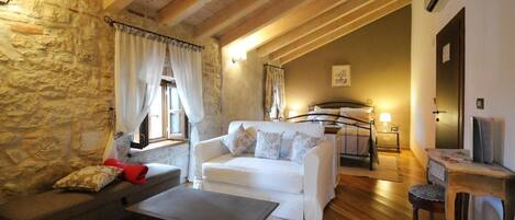 Deluxe kamer | Luxe beddengoed, donsdekens, een kluis op de kamer