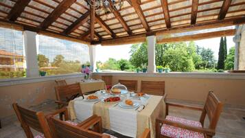 Tempat makan outdoor