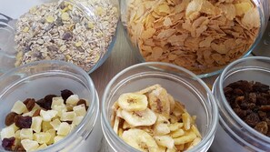 بوفيه فطور مجانًا يوميًا