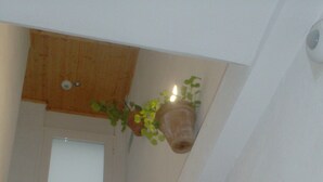 Una escalera con barandilla de madera y pared blanca.