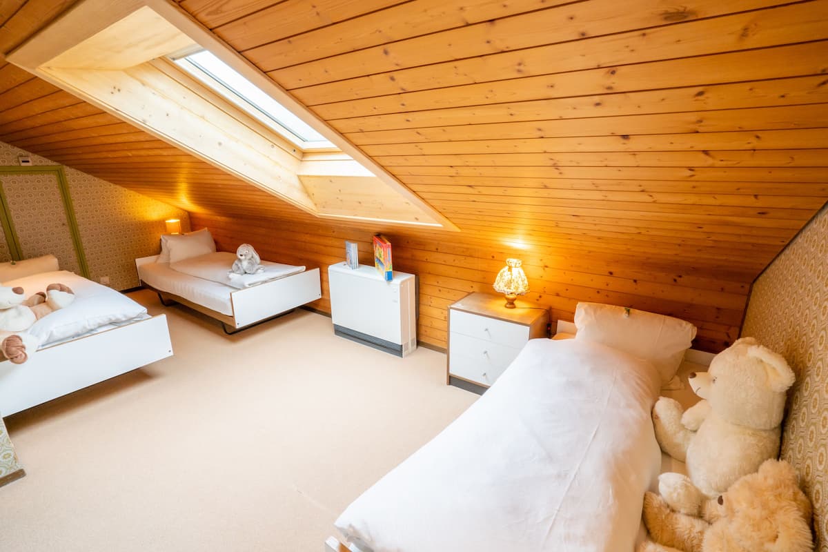 Familienzimmer, 2 Schlafzimmer, Kochnische, Bergblick | Zimmersafe, Verdunkelungsvorhänge, kostenloses WLAN, Bettwäsche