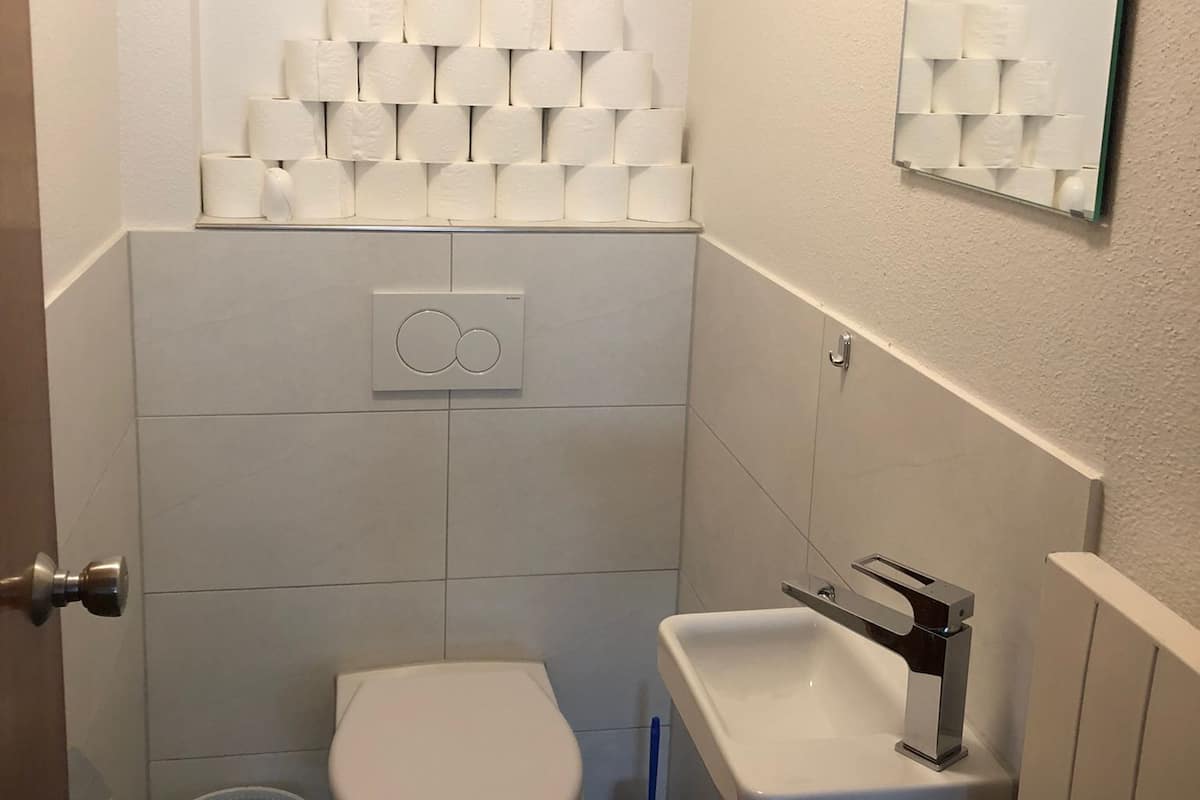 Standard-Einzelzimmer, Gemeinschaftsbad, Bergseite | Badezimmer | Kostenlose Toilettenartikel, Handtücher