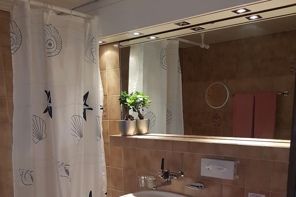 Familienzimmer, 2 Schlafzimmer, Kochnische, Bergblick | Badezimmer | Kostenlose Toilettenartikel, Handtücher