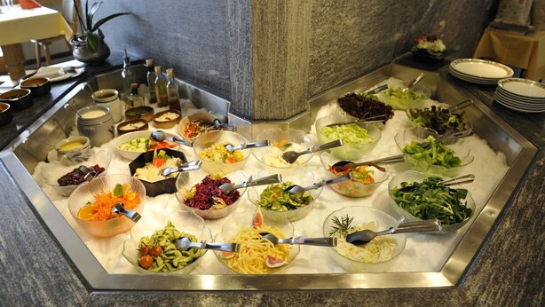 A buffet with various dishes including salads, vegetables, and pasta. - Hotel Sonne (Wildhaus-Alt St. Johann)