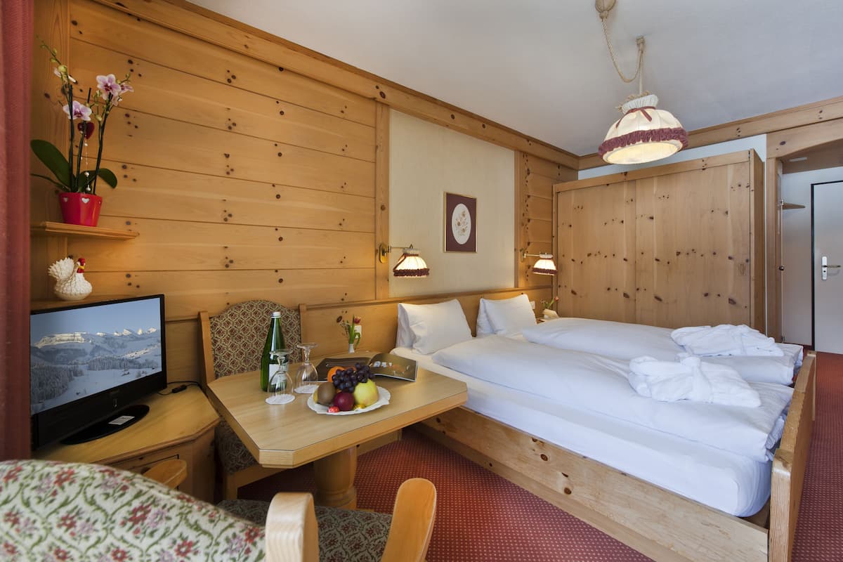 Superior-Doppelzimmer | Zimmersafe, Verdunkelungsvorhänge, kostenloses WLAN, Bettwäsche