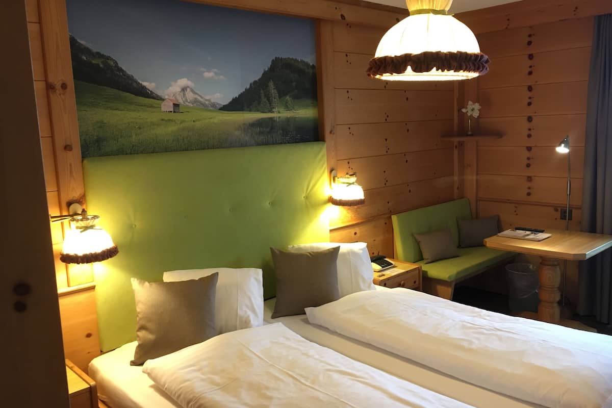 Zimmersafe, Verdunkelungsvorhänge, kostenloses WLAN, Bettwäsche