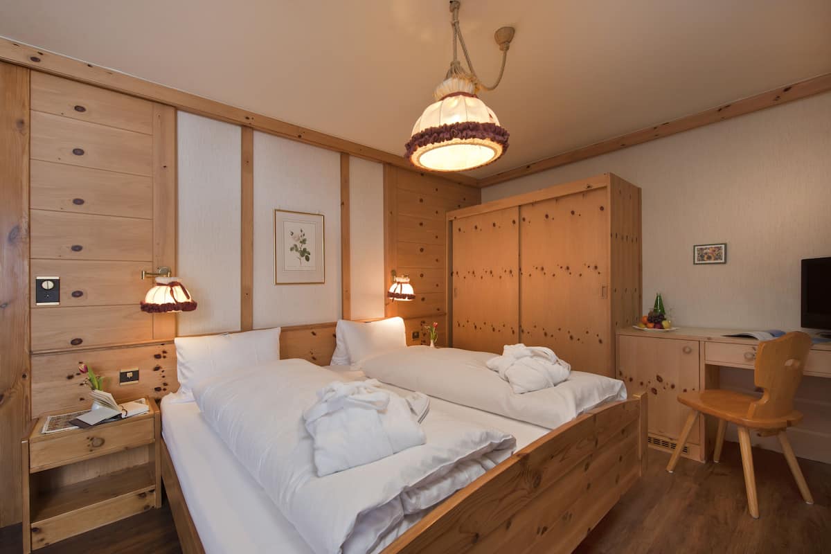 superior double room, non smoking, mountain view | in-room safe, blackout curtains, free wifi, bed sheets